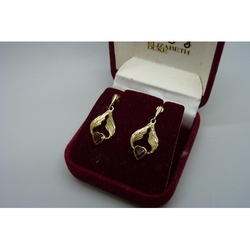 1046 - A pair of 9ct gold drop earrings, 2g, boxed with butterflies