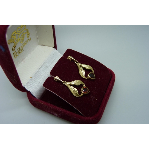 1046 - A pair of 9ct gold drop earrings, 2g, boxed with butterflies