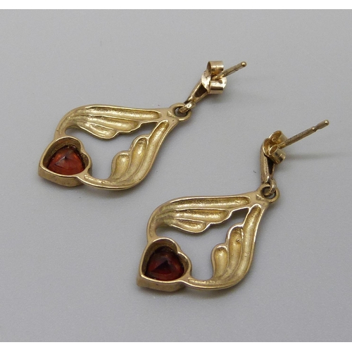 1046 - A pair of 9ct gold drop earrings, 2g, boxed with butterflies