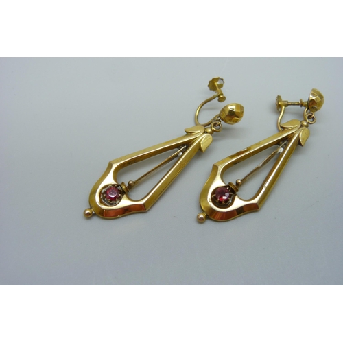 1050 - A pair of 9ct gold drop earrings, the screw backs marked 9c, 3.6g