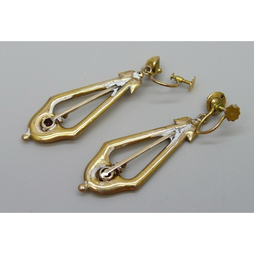 1050 - A pair of 9ct gold drop earrings, the screw backs marked 9c, 3.6g