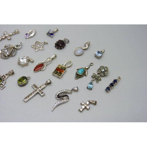 1052 - A collection of gem set silver pendants