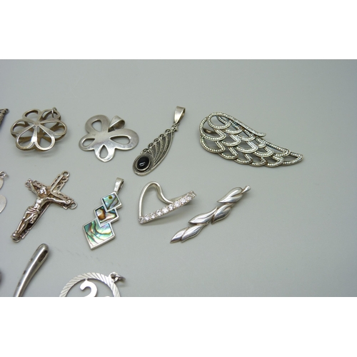 1053 - A collection of silver pendants