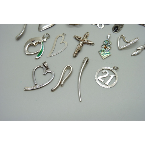 1053 - A collection of silver pendants