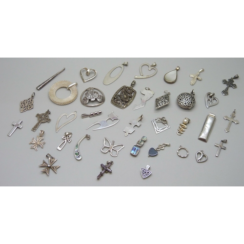 1055 - A collection of silver pendants