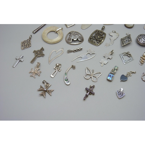 1055 - A collection of silver pendants