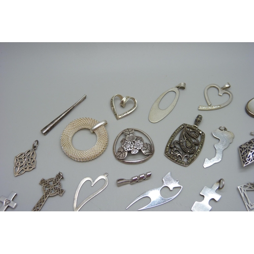 1055 - A collection of silver pendants