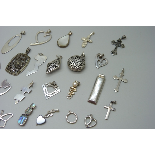 1055 - A collection of silver pendants