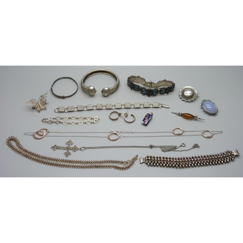 1056 - A collection of silver and white metal jewellery