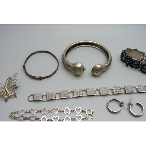 1056 - A collection of silver and white metal jewellery