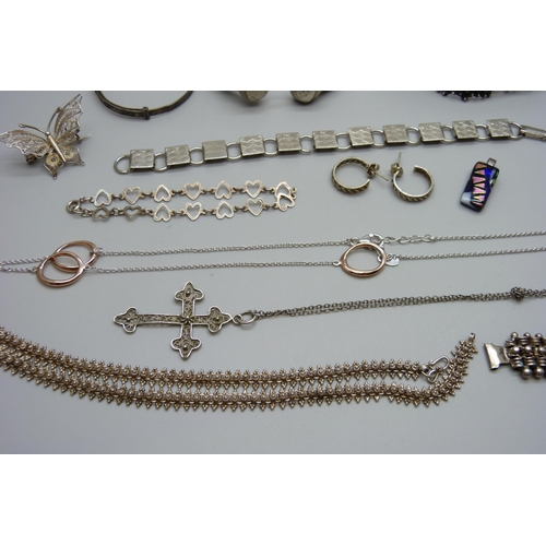 1056 - A collection of silver and white metal jewellery