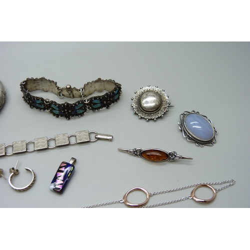 1056 - A collection of silver and white metal jewellery