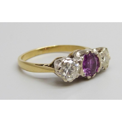 1060 - An 18ct gold, three stone diamond and pink stone ring, 3.3g, J/K, diamonds approximately 0.4ct weigh... 