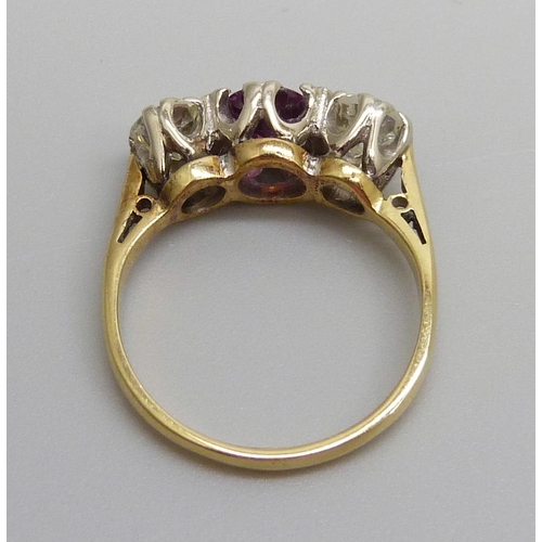 1060 - An 18ct gold, three stone diamond and pink stone ring, 3.3g, J/K, diamonds approximately 0.4ct weigh... 