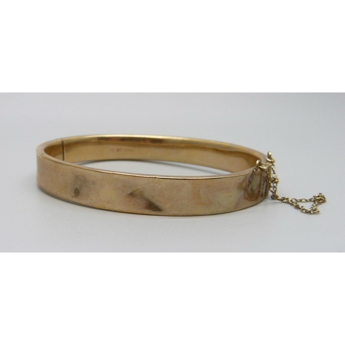 1074 - A 9ct gold bangle, 12.2g