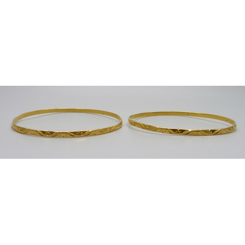 1077 - Two yellow metal bangles, 19.1g, 6cm diameter