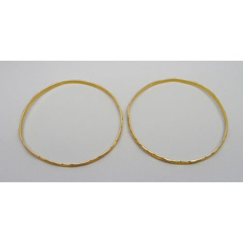 1077 - Two yellow metal bangles, 19.1g, 6cm diameter