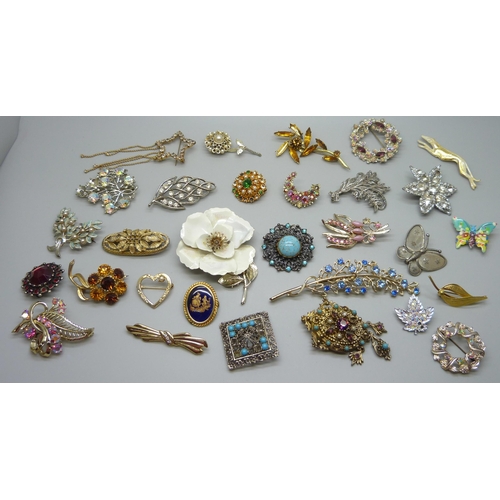 1109 - Thirty costume brooches