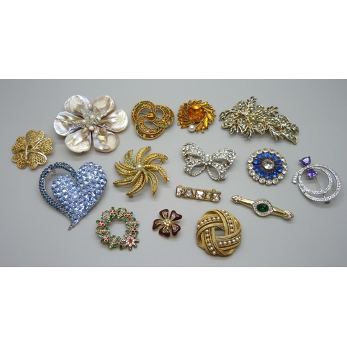 1110 - Fifteen costume brooches