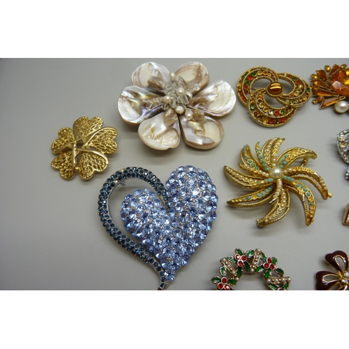 1110 - Fifteen costume brooches