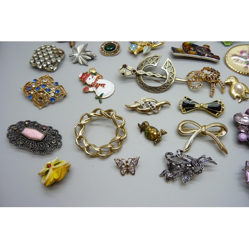 1111 - Thirty-five costume brooches