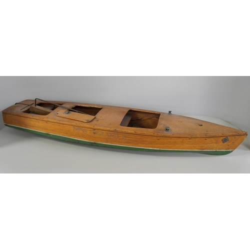 1136 - A model pond yacht for restoration **PLEASE NOTE THIS LOT IS NOT ELIGIBLE FOR IN-HOUSE POSTING AND P... 