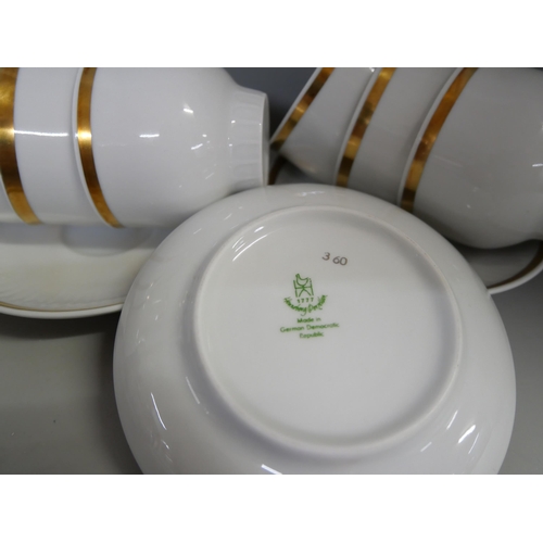 1163 - A white porcelain coffee service and a Denby teapot **PLEASE NOTE THIS LOT IS NOT ELIGIBLE FOR IN-HO... 