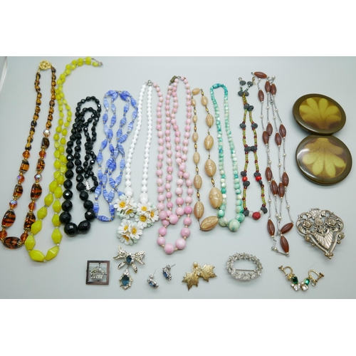 612 - A collection of vintage costume jewellery