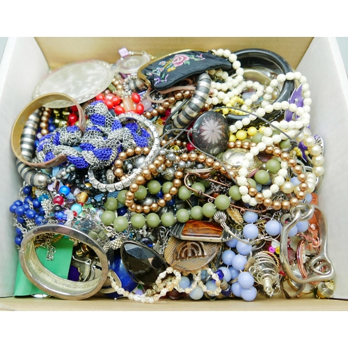 619 - A box of costume jewellery