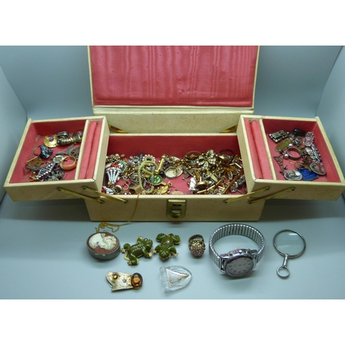 621 - A box of vintage costume jewellery