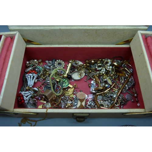 621 - A box of vintage costume jewellery