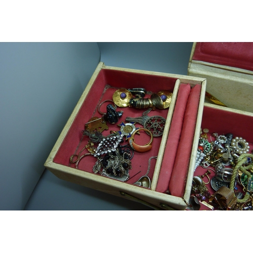 621 - A box of vintage costume jewellery