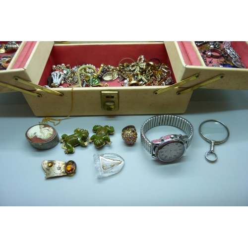 621 - A box of vintage costume jewellery