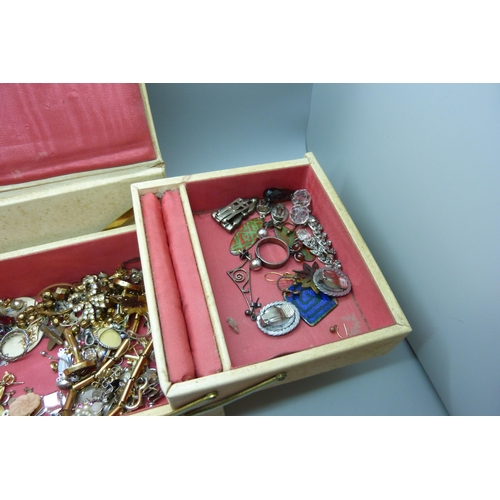 621 - A box of vintage costume jewellery