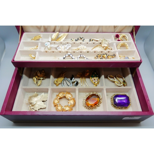 642 - A collection of costume brooches in a jewellery box including Grosse and Sarah Coventry