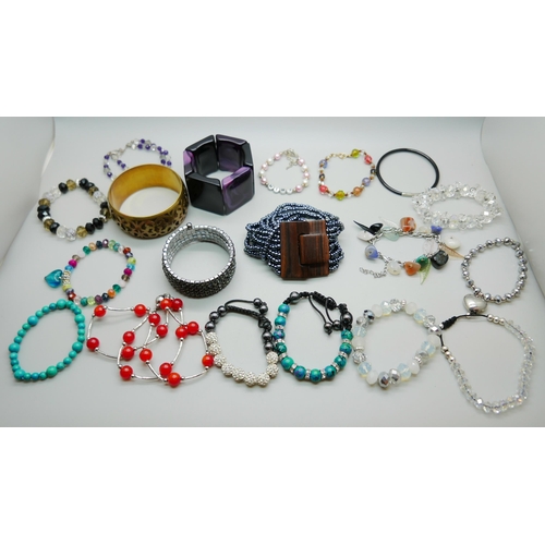 652 - A collection of costume jewellery, bracelets and bangles