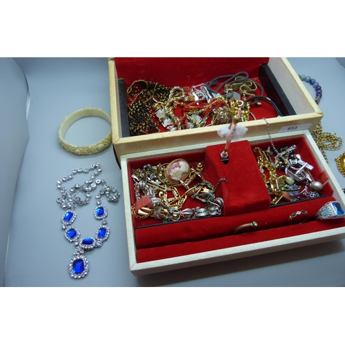 653 - A box of costume jewellery