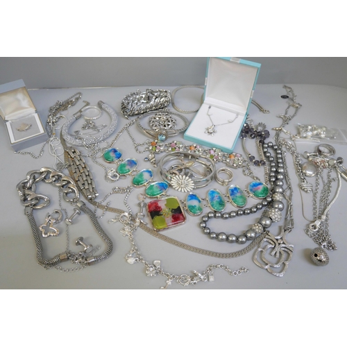 665 - A collection of silver tone jewellery, chains, bracelets, etc.