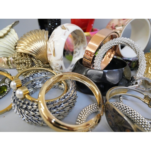 669 - A collection of bangles