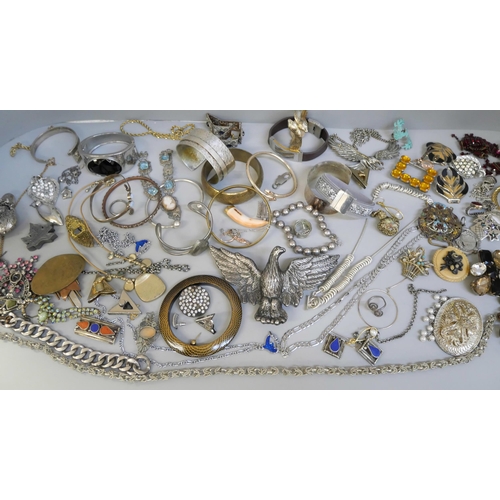 672 - A large vintage eagle belt buckle and a collection of costume jewellery