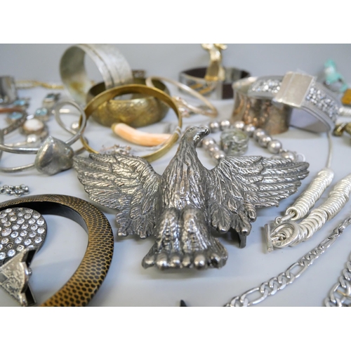 672 - A large vintage eagle belt buckle and a collection of costume jewellery