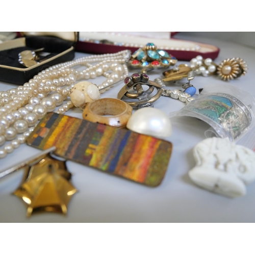 692 - A box of costume jewellery