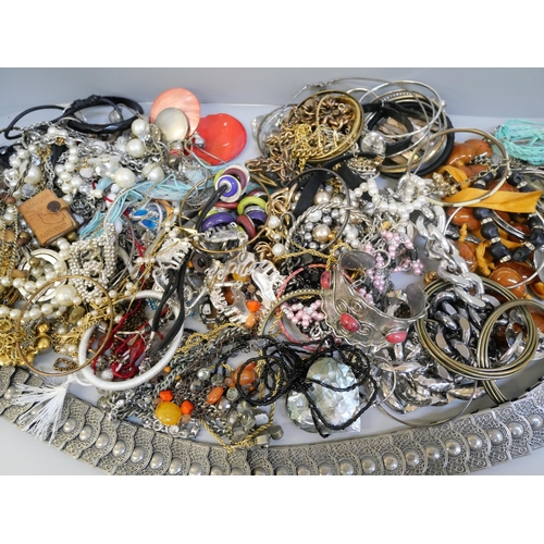 712 - A bag of costume jewellery