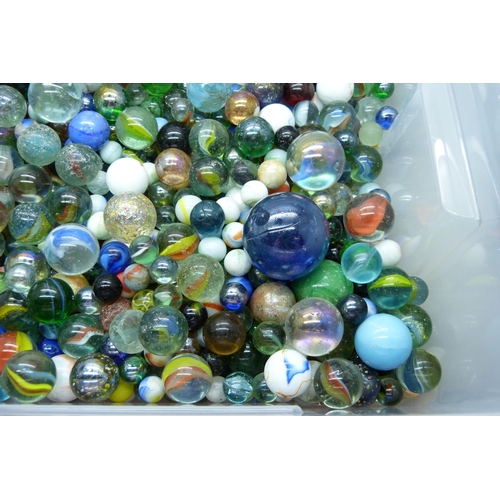 807 - A large collection of marbles including vintage caged cat's eye, wire pull, latticino, British and c... 