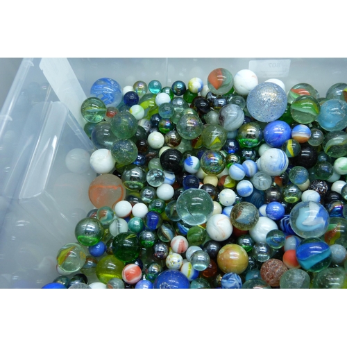 807 - A large collection of marbles including vintage caged cat's eye, wire pull, latticino, British and c... 