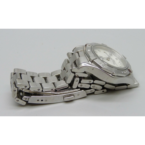 832 - A lady's Tag Heuer Aquaracer quartz wristwatch, stainless steel with mother of pearl dial and diamon... 