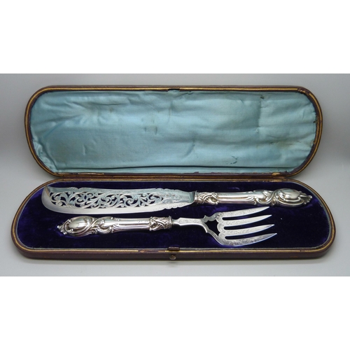 844 - A pair of Victorian fish servers, cased, John Gilbert, Birmingham 1851, silver covered handles, A1 e... 