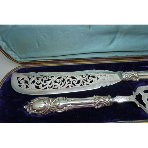 844 - A pair of Victorian fish servers, cased, John Gilbert, Birmingham 1851, silver covered handles, A1 e... 