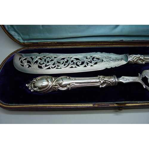 844 - A pair of Victorian fish servers, cased, John Gilbert, Birmingham 1851, silver covered handles, A1 e... 