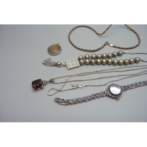 848 - A collection of silver jewellery